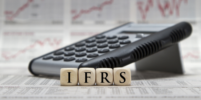 IFRS on wooden blocks illustrates the difference between IFRS & GAAP in the UAE.